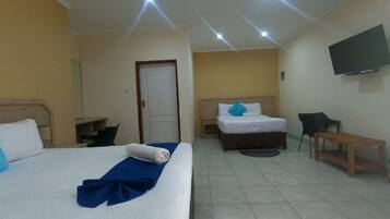 Kahden hengen perhehuone (kaksi sänkyä), parveke, kaupunkinäköala | Työpöytä, kannettavalle tietokoneelle sopiva työtila, ilmainen Wi-Fi