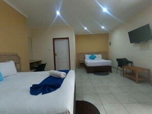 家庭雙床房, 陽台, 城市景觀 | 書桌、筆電工作空間、免費  無線上網