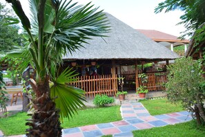 Bar (trong khuôn viên)