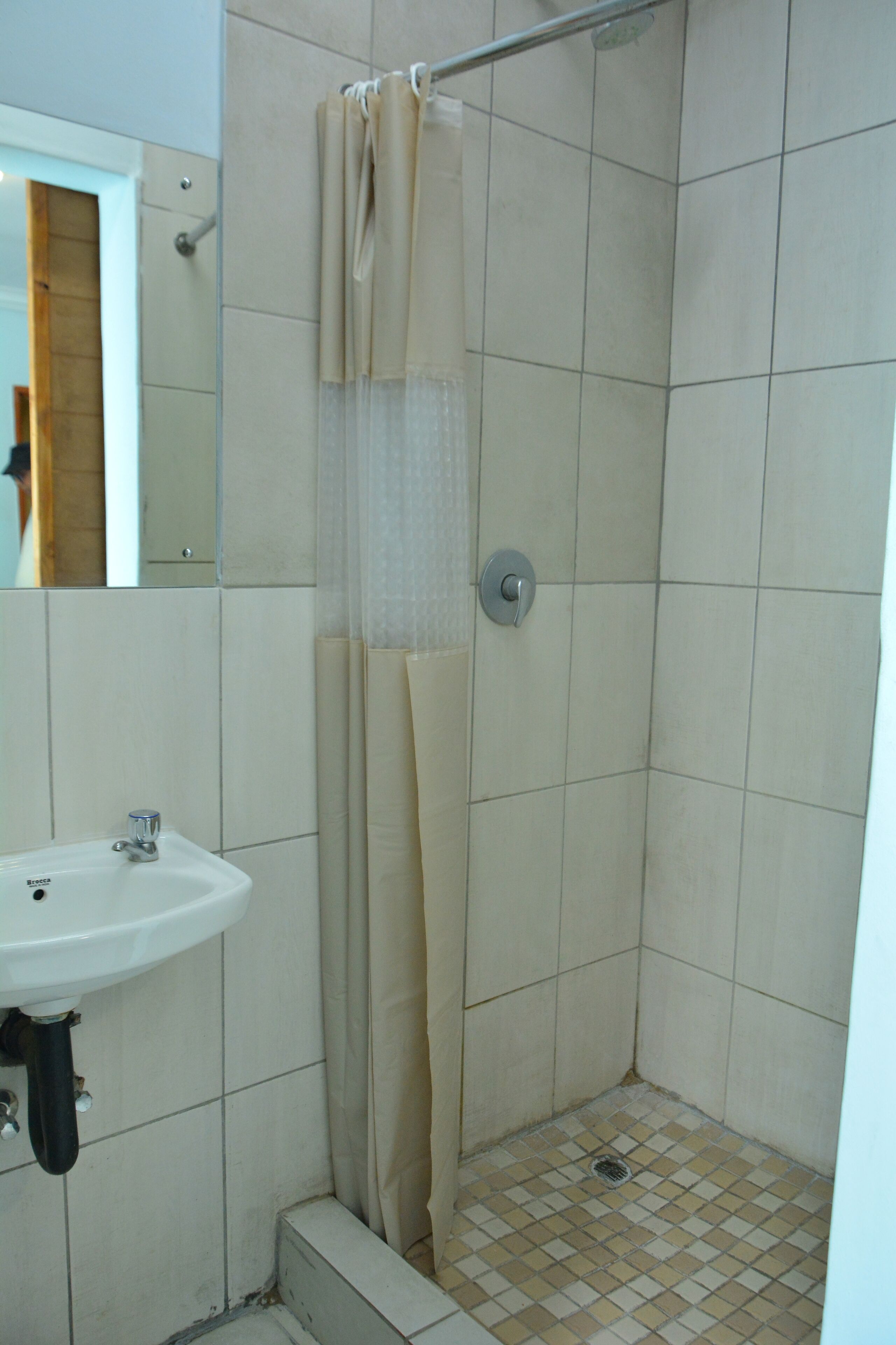 Chambre avec lits jumeaux | Salle de bain | Sèche-cheveux, serviettes fournies