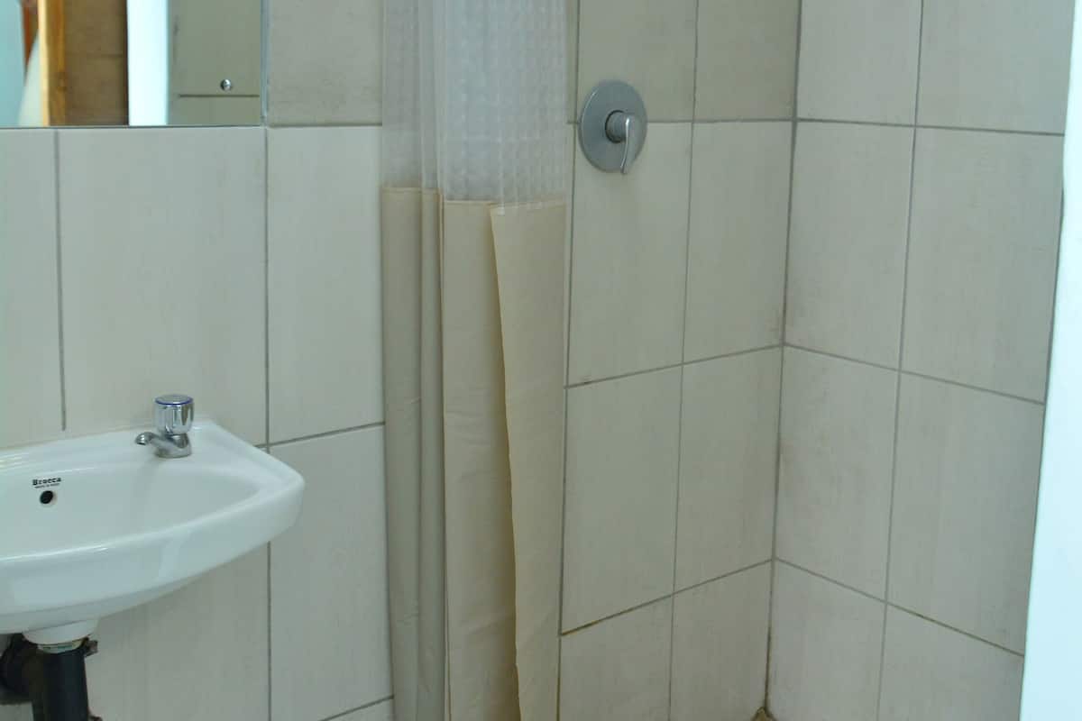 Basic Twin Room | Bathroom