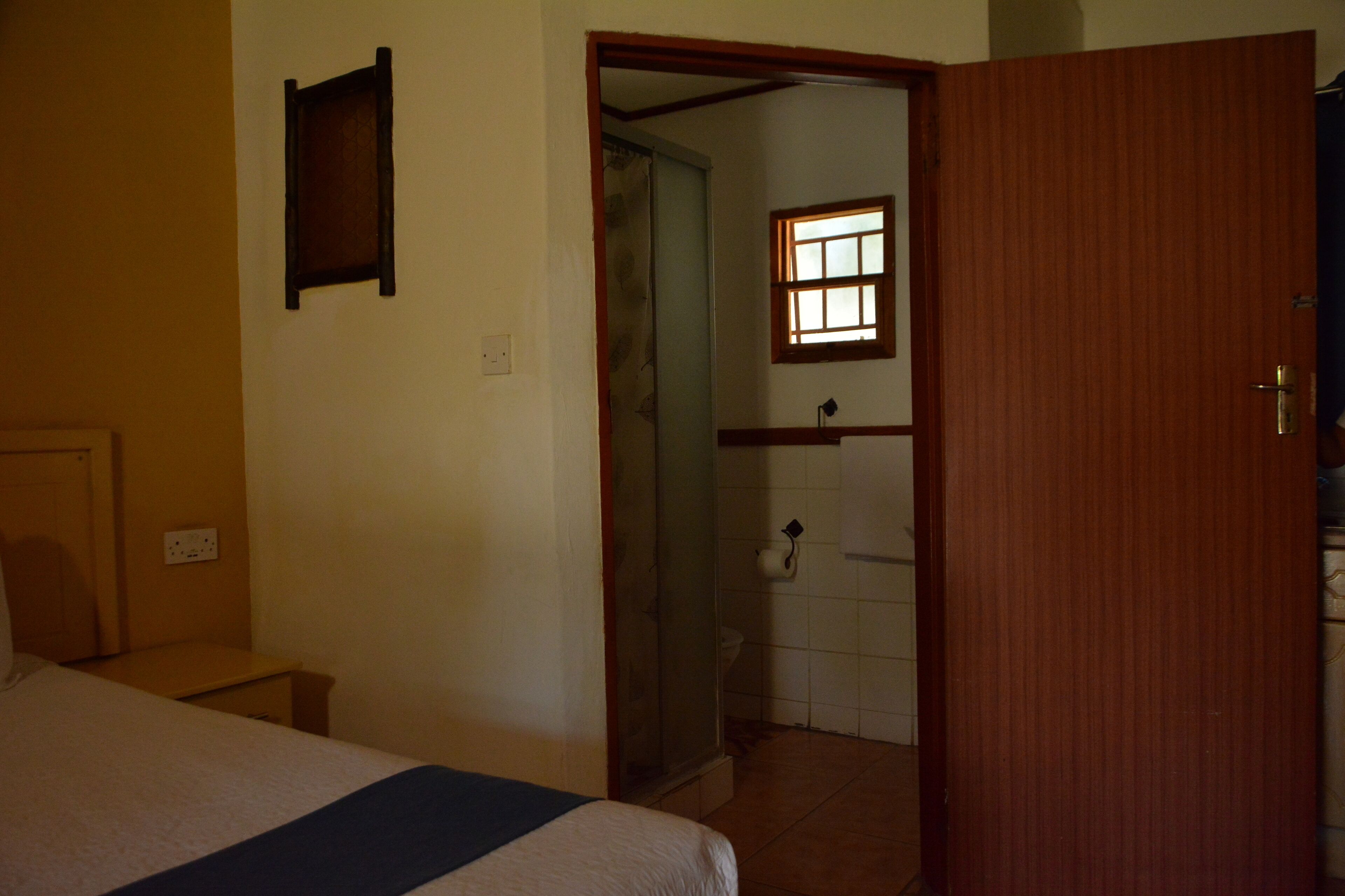 Chambre Double Deluxe, vue jardin | Salle de bain | Sèche-cheveux, serviettes fournies