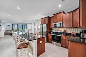 Réfrigérateur, four, plaque de cuisson, lave-vaisselle