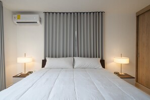 Tabla de planchar con plancha, internet y ropa de cama 