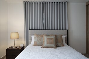 مكواة/لوح كي وخدمة الإنترنت وملاءات أسرّة