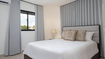 Ferros/tábuas de passar roupa, acesso à internet, roupa de cama