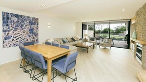 Smart TV - Byron Bay Accom - Forty Five On Lawson Apt 3 (Byron Bay)