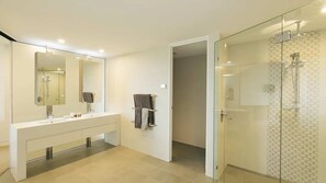 Shower, hair dryer, towels - Byron Bay Accom - Forty Five On Lawson Apt 3 (Byron Bay)