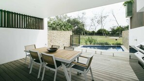 Outdoor dining - Byron Bay Accom - Forty Five On Lawson Apt 3 (Byron Bay)