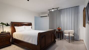 Tabla de planchar con plancha, acceso a internet y ropa de cama