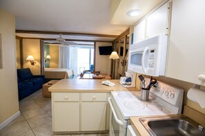 Free WiFi, bed sheets - Oceanfront Studio w/ Balcony & Full Kitchen (Daytona Beach Shores)