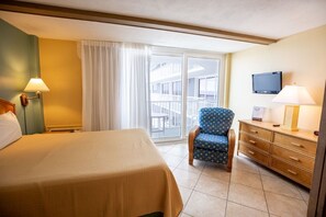 Free WiFi, bed sheets - Oceanfront Studio w/ Balcony & Full Kitchen (Daytona Beach Shores)
