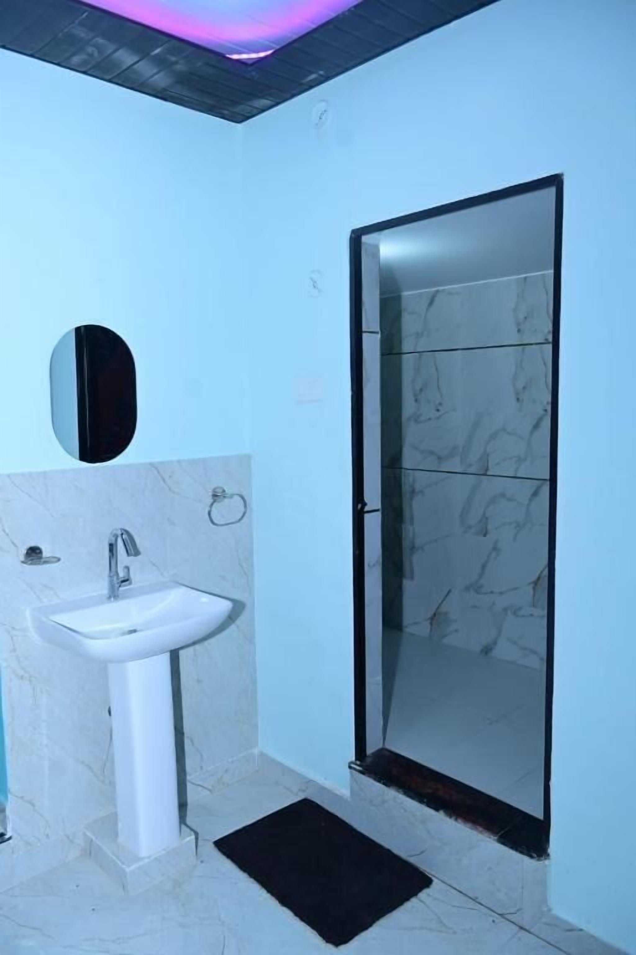 Separate tub and shower, free toiletries, towels