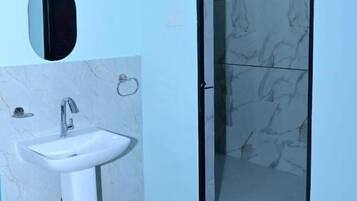 Badewanne und Dusche (separat), kostenlose Toilettenartikel, Handtücher