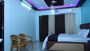 ห้องพักตกแต่งอย่างมีเอกลักษณ์, โต๊ะทำงาน, พื้นที่ทำงานแบบใช้แล็ปท็อป