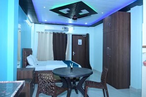 Individually decorated, desk, laptop workspace, blackout drapes - White stay house  (Azamgarh)