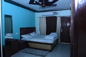 각각 다른 스타일의 인테리어, 책상, 노트북 작업 공간, 암막 커튼