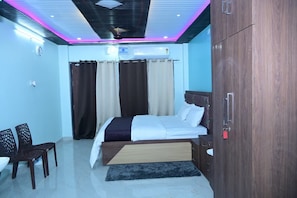 Comfort Room | Individually decorated, blackout curtains, soundproofing, free WiFi - White stay house  (Azamgarh)