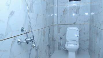 Bañera y ducha independientes y artículos de higiene personal gratuitos