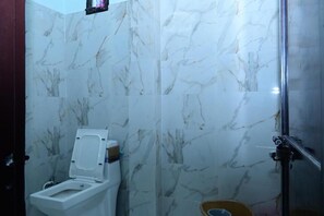 Baignoire et douche séparées, articles de toilette gratuits