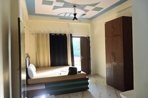 Individually decorated, blackout curtains, soundproofing, free WiFi - White stay house  (Azamgarh)