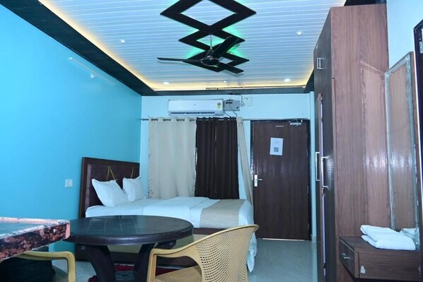 Individually decorated, desk, laptop workspace, blackout drapes - White stay house  (Azamgarh)