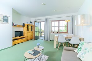 TV, stereo - Panoramic Lake View, 40sqm, 1 Bedroom, 1 Living/Sleeping Room, up to 4 Guests (Wasserburg (Bodensee))