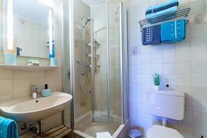 Shower, hair dryer, towels - Panoramic Lake View, 40sqm, 1 Bedroom, 1 Living/Sleeping Room, up to 4 Guests (Wasserburg (Bodensee))