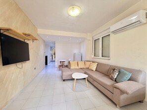 Leilighet – comfort, terrasse | Oppholdsområde | En 42-tommers LCD-TV med Parabol-TV