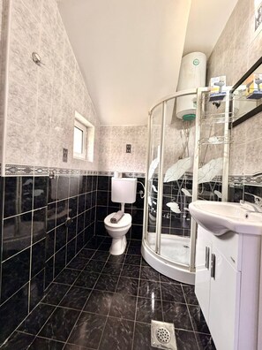 Comfort-lejlighed - terrasse | Badeværelse | Gratis toiletartikler, Sæbe, Shampoo, Toiletpapir