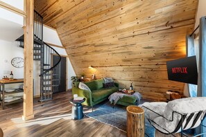 Smart TV, libros y estéreo 