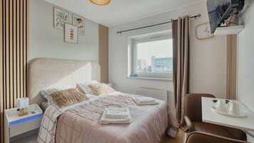 Tabla de planchar con plancha, wifi y ropa de cama