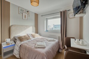 1 dormitorio, tabla de planchar con plancha, wifi y ropa de cama
