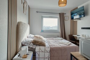 1 dormitorio, tabla de planchar con plancha, wifi y ropa de cama