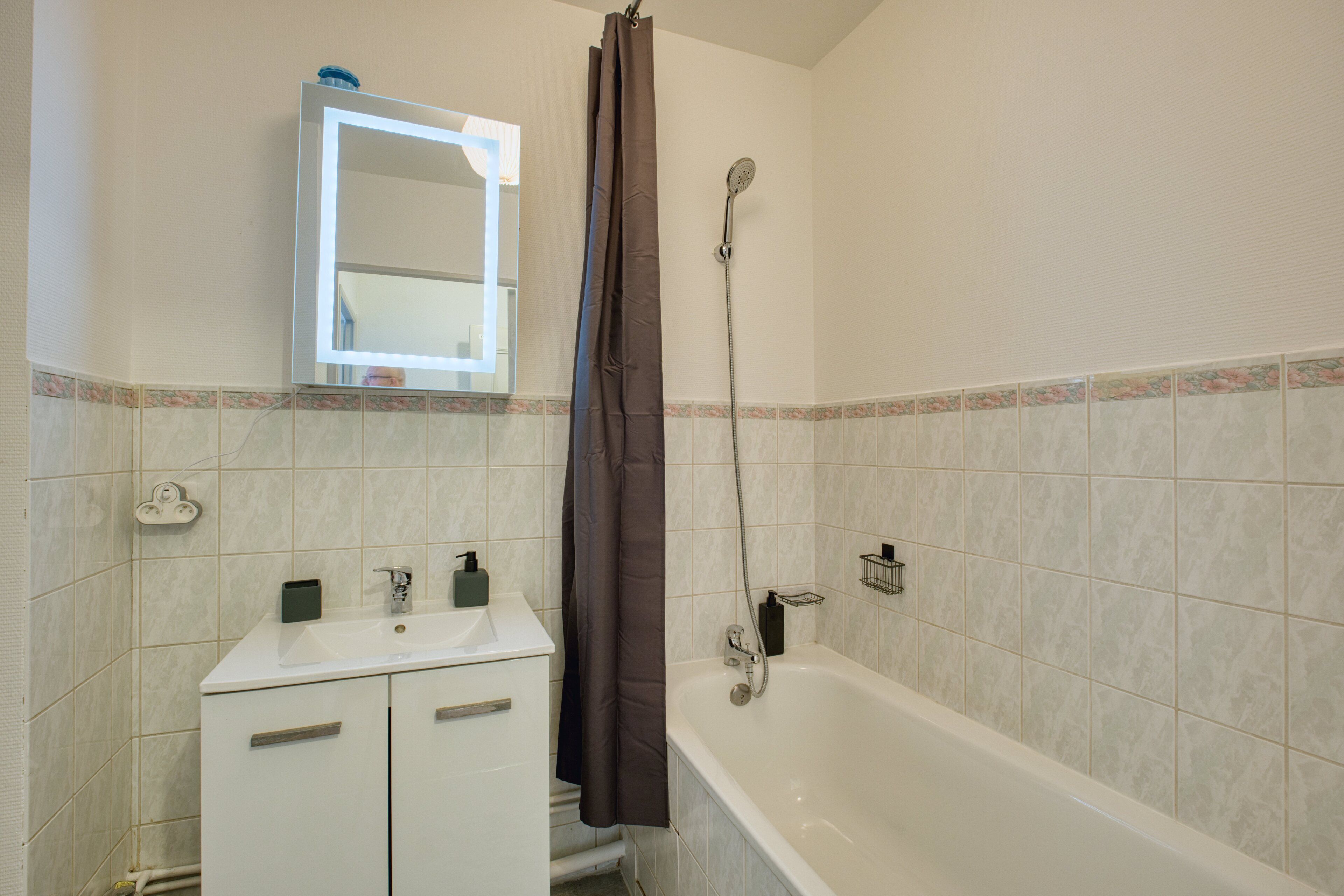 Secadora de cabello, toallas, jabón, papel de baño 