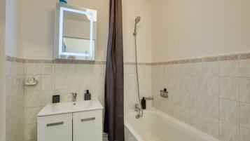 Secadora de cabello, toallas, jabón, papel de baño