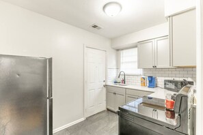 Kühlschrank, Mikrowelle, Herdplatte, Toaster