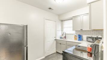 Refrigerador, microondas, parrilla de estufa y tostadora