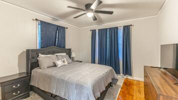 Tabla de planchar con plancha, wifi y ropa de cama