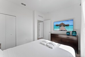 Iron/ironing board, travel cot, free WiFi, bed sheets - Modern 4BR Home + Pool + Parking Disney 15min (Davenport)
