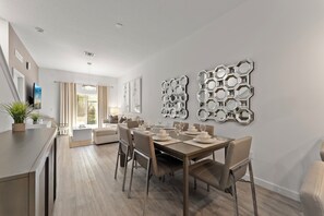 Dining - Modern 4BR Home + Pool + Parking Disney 15min (Davenport)