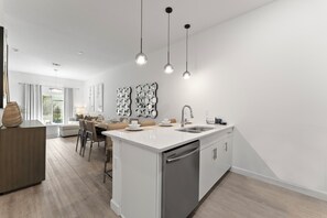 Private kitchen - Modern 4BR Home + Pool + Parking Disney 15min (Davenport)