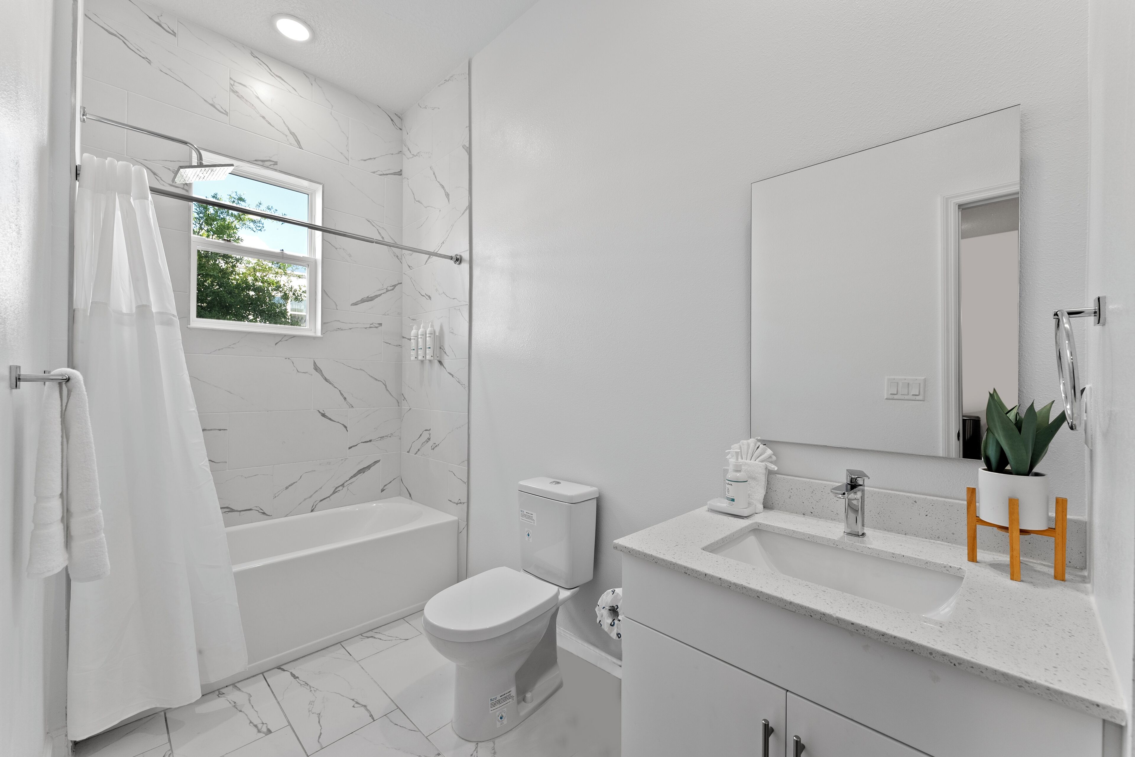 Une salle de bain moderne avec une baignoire, des toilettes et un lavabo.