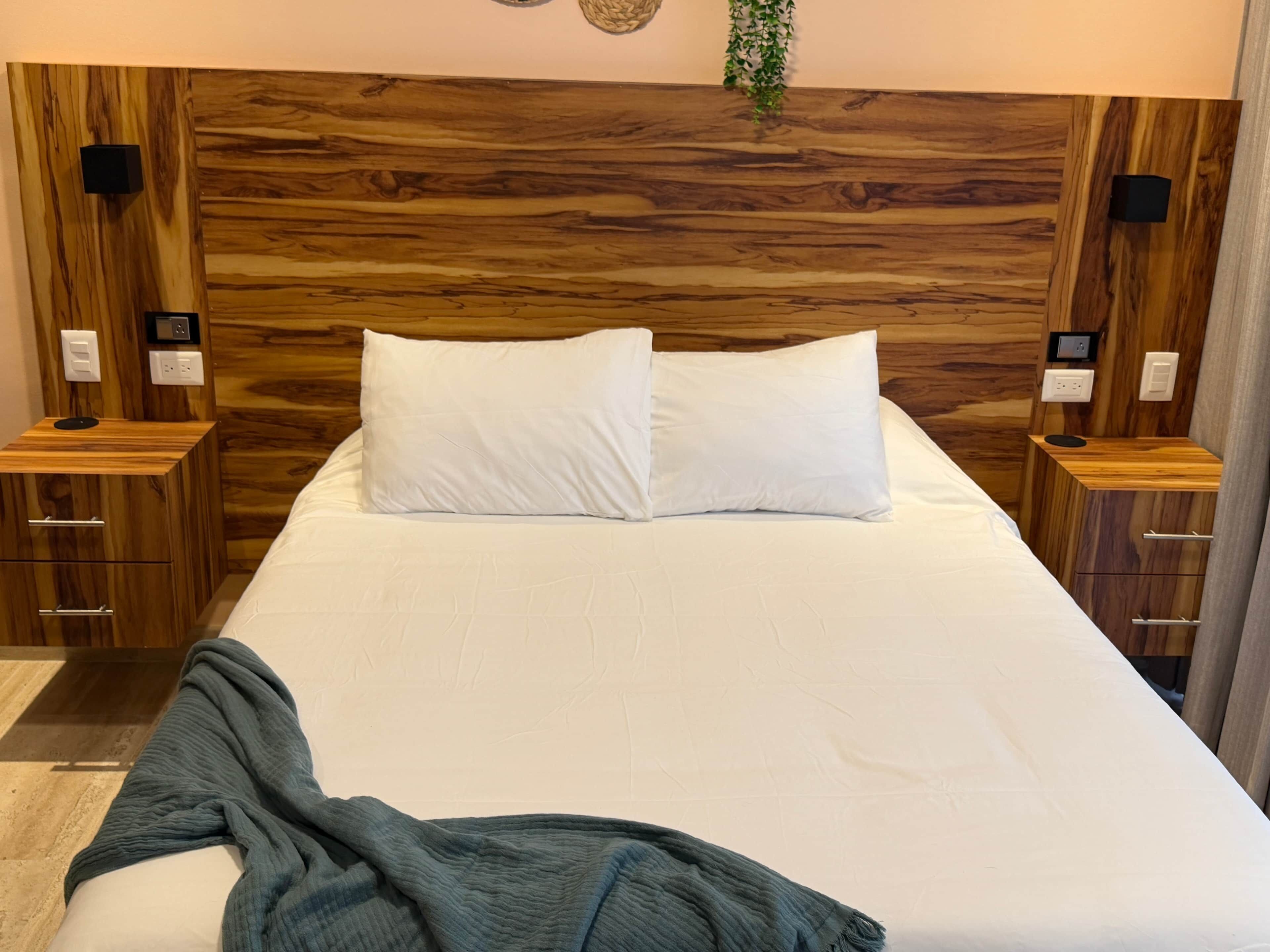 Safe på rommet, wi-fi og sengetøy