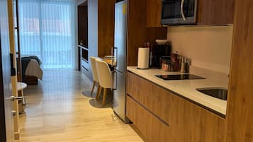 Een koelkast, een microgolfoven, een kookplaat