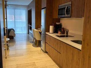 Een koelkast, een microgolfoven, een kookplaat