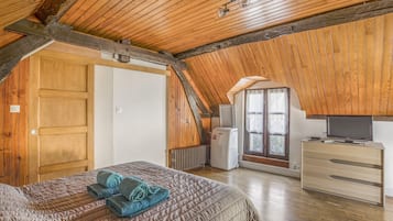 Iron/ironing board, WiFi, bed sheets