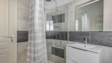 Regadera, secadora de cabello, toallas