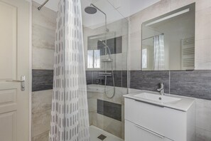 Regadera, secadora de cabello, toallas 