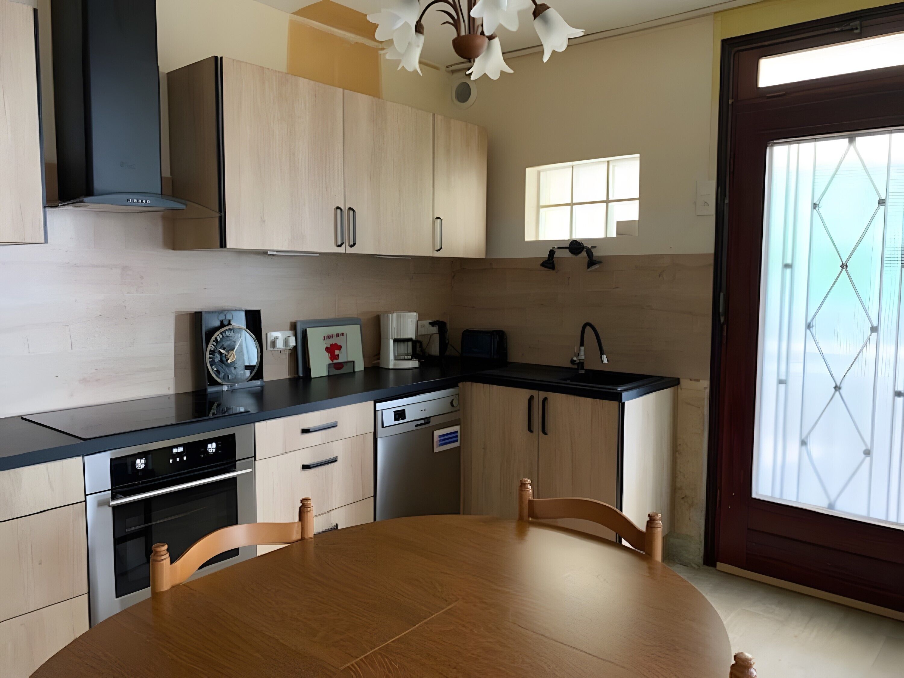 Jääkaappi, mikroaaltouuni, uuni, liesi